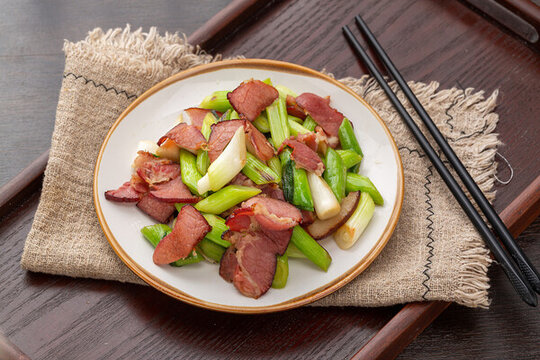 熏肉炒蒜苗