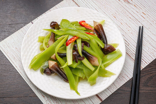 萵筍炒雞樅菌