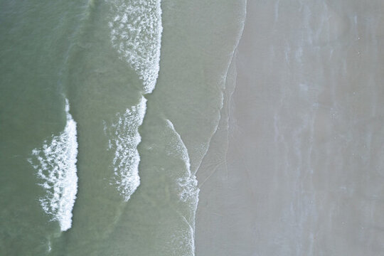 航拍大海海浪沖擊沙灘