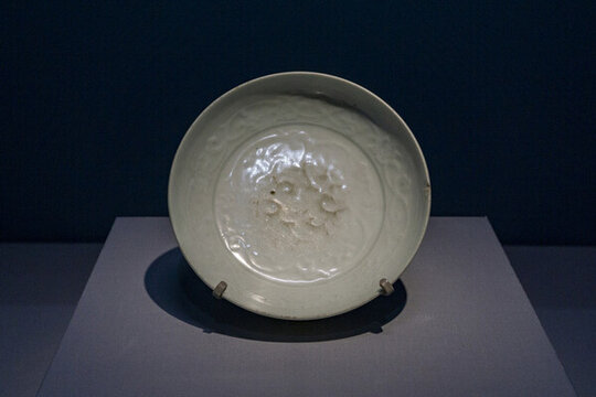 元景德鎮(zhèn)窯卵白釉模印纏枝花盤(pán)