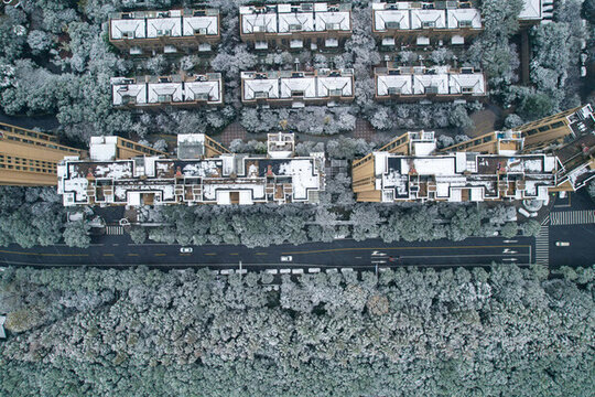 杭州下雪天的丁橋與城市道路