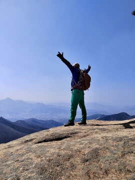 張開雙臂的登山人