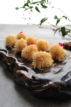 金絲沙律鵝肝球