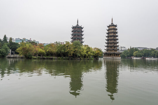 桂林雨中的兩江四湖雙塔