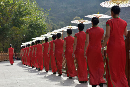 穿紅旗袍的女人隊(duì)伍