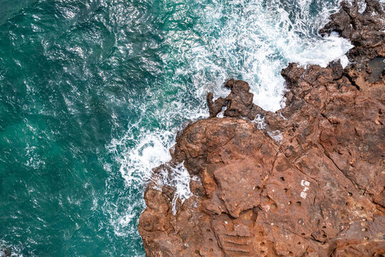 海浪沖擊沙灘