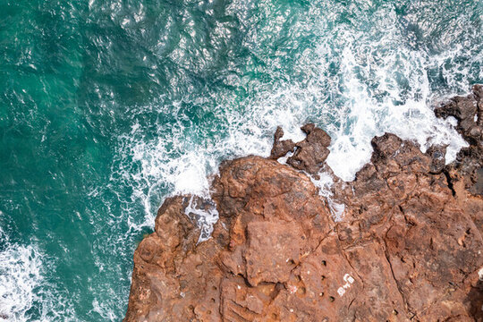 海浪沖擊礁石