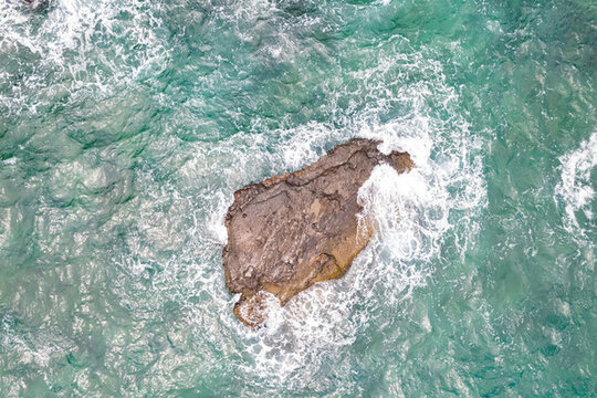 潿洲島海邊海浪沖擊礁石