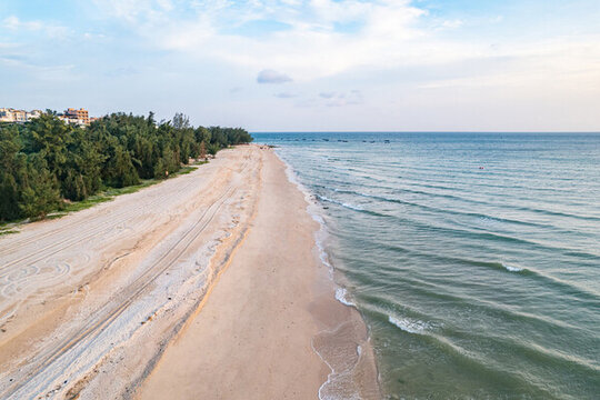 潿洲島海浪沖擊沙灘