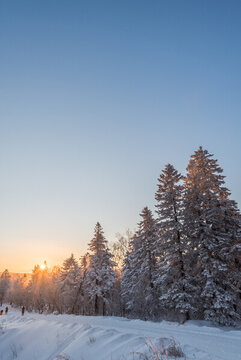冬季長(zhǎng)白山的雪地和霧凇