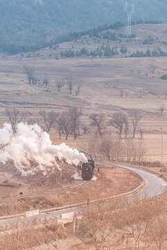 鐵嶺鄉(xiāng)村田野的鐵路和蒸汽機車