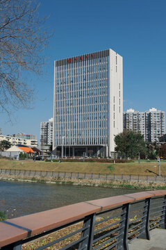 藍天下的建筑外立面