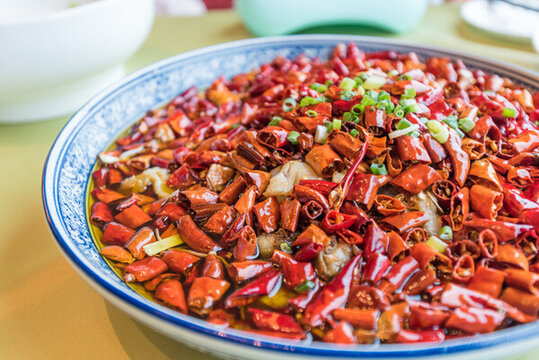 一盤中國(guó)川菜水煮魚特寫