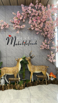 商場3D梅花小鹿桃花樹下