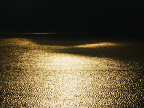 海上金色光影