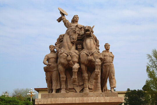 全國農(nóng)業(yè)展覽館正門雕塑