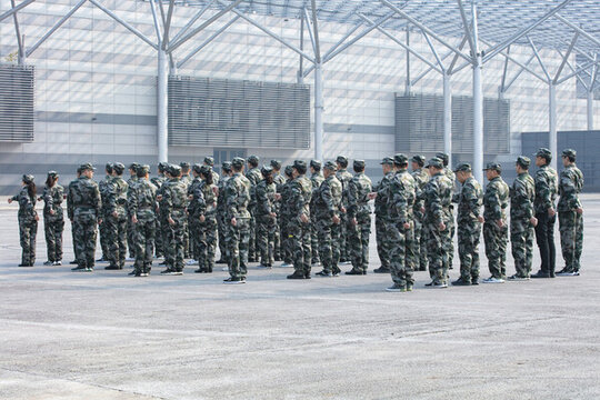 操場(chǎng)軍訓(xùn)