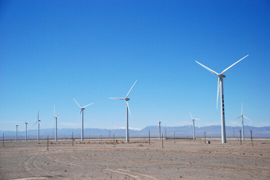 中國西部戈壁灘上的風(fēng)力發(fā)電機(jī)