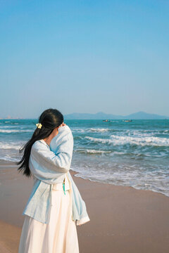 海邊漢服女孩