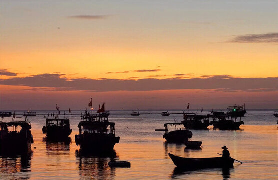 夕陽(yáng)漁船