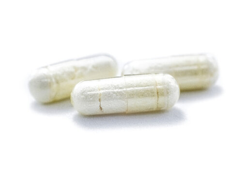 白色背景上的白色膠囊