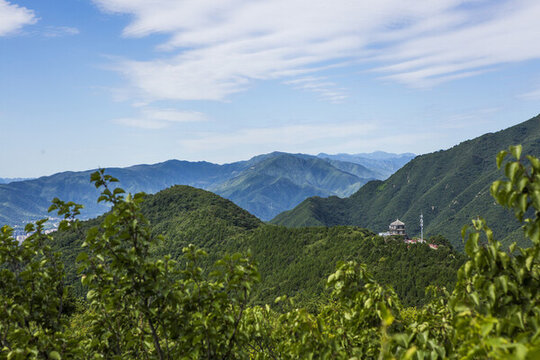藍(lán)天白云青山綠樹城市
