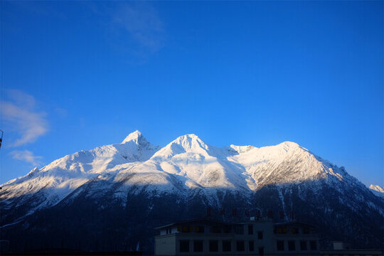然烏湖雪山