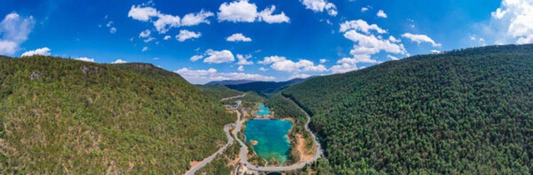 航拍麗江玉龍雪山藍(lán)月谷風(fēng)景區(qū)