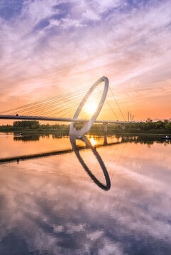 夕陽下的南京的南京眼步行橋