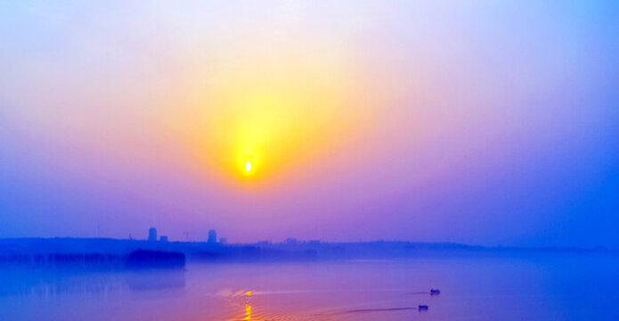 夕陽湖水