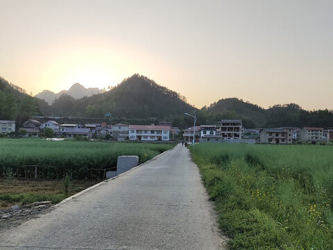鄉(xiāng)村日落與遠(yuǎn)山