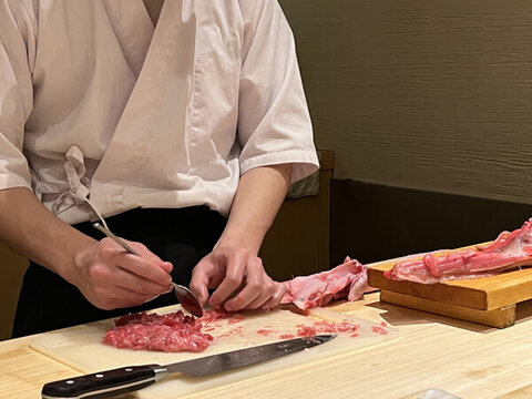 手刮金槍魚肉