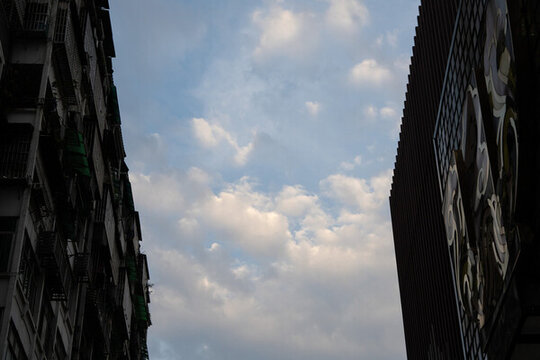 建筑之間的天空