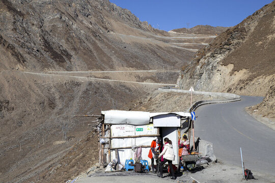 巴朗山公路補給站
