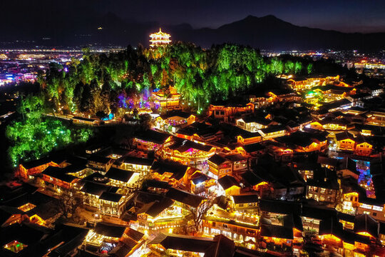 云南麗江古城夜景獅子山萬古樓