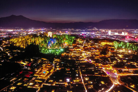 云南麗江古城夜景獅子山萬古樓