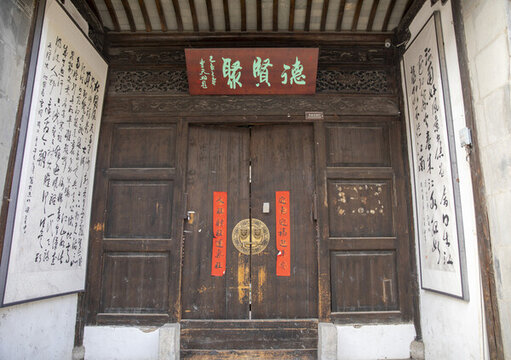 貼對聯(lián)的大門