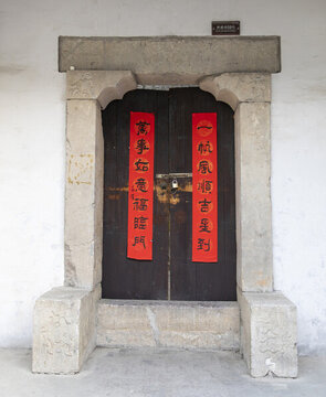 貼對(duì)聯(lián)的石庫(kù)門