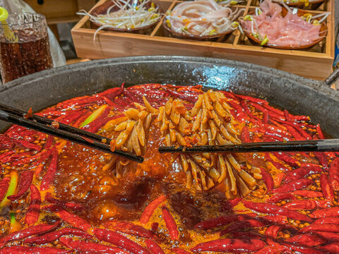 沸騰的火鍋燙魷魚花