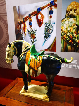 三彩陶三花馬
