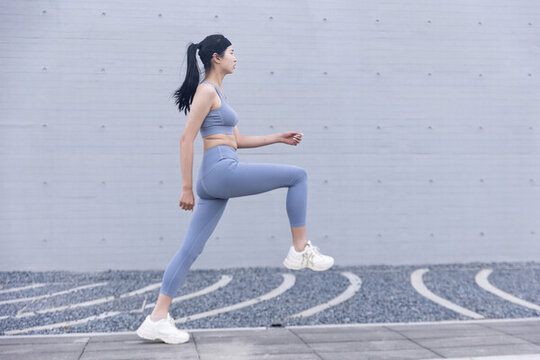 運動裝跑步的女性