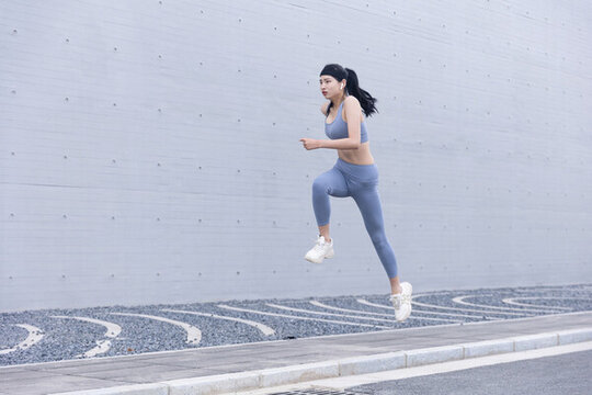 城市跑步的女性抓拍