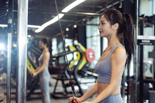 健身房锻炼的年轻女性