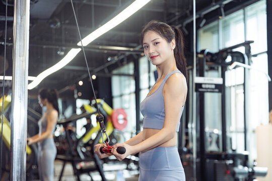 健身房锻炼的年轻女性