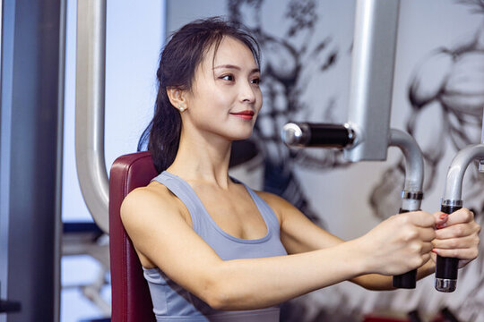 健身房鍛煉的運(yùn)動(dòng)裝女性
