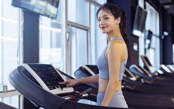 健身房使用跑步机的女性