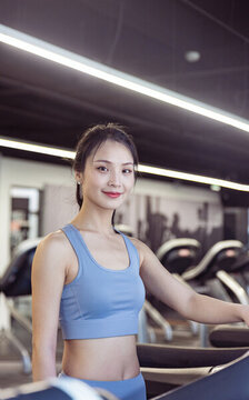 使用跑步機(jī)的運(yùn)動(dòng)裝女性