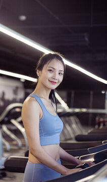 健身房运动锻炼的年轻女性