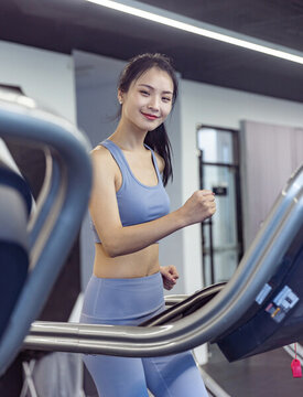 健身房使用跑步機(jī)的運(yùn)動裝女性