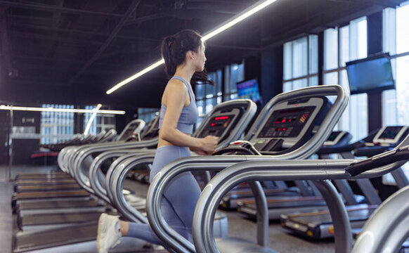 健身房使用跑步機(jī)的運(yùn)動裝女性
